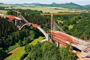  1 Die 258 m lange und 50 m hohe Bogenbrücke quert das Oparno Tal im böhmischen Mittelgebirge 
