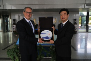  Beginn der Partnerschaft: v.l.n.r Herr Cem Peksaglam (CEO Wacker Neuson SE), Herr Yongbiao Qian (Stellvertretender Bürgermeister der Stadt Pinghu).&nbsp;  