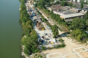  2 parallel verlaufende Abwassertunnel verbinden das Klärwerk mit dem westlich der Donau gelegenen Stadtteil Buda; Sie wurden von einem 35 m tiefen Startschacht nahe der Lágymányos-Brücke in Richtung Donauinsel aufgefahrenFoto: Herrenknecht 