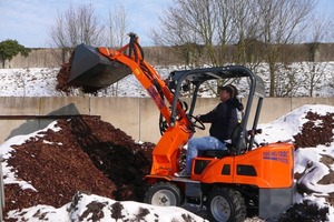  v.l.n.r.: Angepasst an die TL BE-StB 07: Weiro Spritzmaschinen zeigen ein elektronisches Mengenerfassungs- und Protokolliersystem sowie weitere interessante InnovationenFoto: Weisig Maschinenbau GmbHTuchel-Trac Quattro, eine ideale Geräteklasse für Baubetriebe und den GaLA Bau, passt auch durch jede Tür 