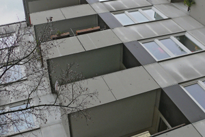  Vor der Sanierung beeinträchtigten heruntergezogene Balkonbrüstungen den Lichteinfall in die darunter liegenden Wohnungen. 