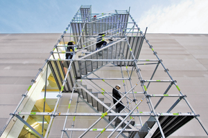  Treppentürme: 

Mit dem Peri Up System lassen sich bequem Zugänge, Treppen und Übergänge herstellen. Der leichtgewichtige Peri Up Treppenlauf aus Aluminium ermöglicht beispielsweise den Aufbau eines Treppenturms mit einer Lauffläche von 75 cm. 
Die Treppenläufe werden dabei auf die Horizontalriegel montiert. So entstehen Treppentürme mit gleich- oder gegenläufigen Aufbauten mit bis zu 100 m Höhe. 