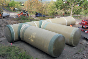  Der neue Trinkwasserspeicher in Markt Erlbach. Nach dem Zusammenbau der Elemente wurde das Bauwerk mit Erdreich frostsicher überdeckt 