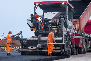  Hochmoderne und anwenderfreundliche Technik ist die Grundlage für die innovativen, umweltfreundlichen und sparsamen Asphaltfertiger der neuen »Strich 3«-Generation von Vögele – das gilt auch für den in Bologna eingesetzten Super 1803-3. 