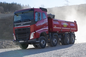  Neben vielen anderen modellen lässt sich auch der Volvo FH460 mit der neuen iftbaren Hinterachse ordern. Ist diese angehoben, verbraucht der Lkw bis zu 4 Prozent weniger Kraftstoff, der Reifenverschleiß wird verringert und der Wendekreis ist deutlich kürzer. 