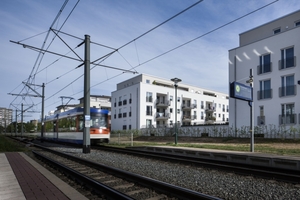  Trotz der direkt an den Häusern entlangfahrenden Straßenbahn können die Bewohner der beiden Mehrgeschosser entspannt bleiben.  