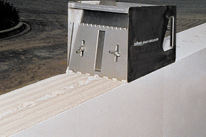  Bild 7: Das korrekte und schnelle Auftragen des Dünnbettmörtels auf die Lagerfuge erfolgt mit einem speziell auf das KS-Quadro Mauerwerk abgestimmten Dünnbettmörtelschlitten. Dieser hat eine grobe Verzahnung, um einen gleichmäßigen Auftrag des frischen Dünnbettmörtels zu sichern 
