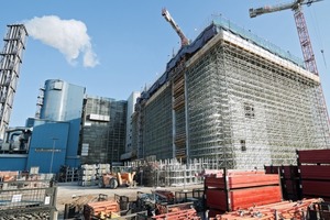  v.l.n.r.: Für die Erstellung des Rohbaus eines neuen Müllbunkers in Berlin wurde ein Peri Up Traggerüst mit bis zu 22,50 m Höhe eingesetztWährend der Sanierung des 130 m langen Müllbunkerdachs wurde ein temporäres Schutzdach eingesetzt. Das 12 m breite Dach ließ sich dem Bauablauf folgend verfahrenJeweils drei von insgesamt zwölf Dachsegmenten waren mit einer Peri Up Plattform versehen, die gleichzeitig Arbeits-, vor allem aber ein Schutzgerüst für die auszuführenden Arbeiten darstellten 