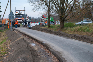  Nachdem die Bankette sorgfältig für den Betoneinbau vorbereitet waren, nahm der Gleitschalungsfertiger seine Arbeit auf. 