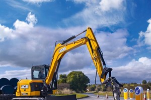  Beim Aufreißen alten Straßenbelags ragt der JCB 100C-1 selbst mit dem Konter-gewicht kaum über eine Fahrbahnspur heraus. 