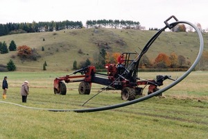  Moderne Leitungsverlegetechniken wie das Einpflügen mit dem Grabenpflug könnten künftig möglicherweise auch dazu beitragen, neue Stromleitungsnetze schnell und „politisch reibungsfrei“ unter die Erde zu bringenFoto: Winkler 