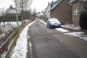  Vorher: Die Bachstraße in Heimbach-Vlatten vor der Sanierung im Februar 2009: eine rissige und geflickte Asphaltdecke gibt kein schönes Bild abFoto: de Vries 