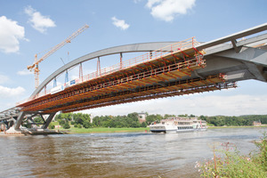  Waldschlößchenbrücke: Zwei Stahlbögen mit einer Spannweite von 148 m tragen den Mittelteil der Waldschlösschenbrücke. Sie erheben sich 26 m oberhalb der Elbe und tragen die Fahrbahn 