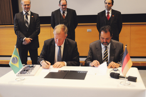 Dr. Jürgen Krieger (links) und Dr. Agnelo Queiroz unterzeichneten die Vereinbarung eines Managmentsystems zur Erhaltung von Ingenieurbauwerken in Brasilia 
