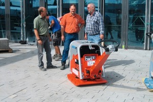  Sichtlich zufrieden mit der termingerechten Bauausführung und dem neuen Bodenverdichter von Weber MT, Manfred Borst (Polier), Frank Borschel (Bauleiter) und Gerhard Sprickerhof (Prokurist der Wilhelm Schütz GmbH &amp; Co. KG), v.l.n.r.Foto: Weber mt 