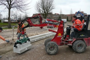  18 kW starker und 1,35 t schwerer Knicklader Fuchs F 835 mit automatischer Parallelführung und hier mit angebauter Gerifzange von HunklingerFoto: Hunklinger 