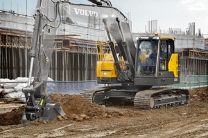  Im passwortgeschützten Managementsystem für Anbaugeräte lassen sich bis zu 20 verschiedene Anbaugeräte speichern. Der Fahrer hat so die Möglichkeit, Hydraulikdurchfluss und Druck von der Kabine aus einzustellen. 