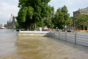  Zum Glück für Dresden zeigten die Investitionen der vergangenen Jahre in diverse Hochwasserschutzmaßnahmen nun eindrucksvoll ihre Wirkung. Der Scheitelpunkt erreichte in diesen Tagen 8,51 Meter – die erste wirkliche Bewährungsprobe für die schon seit Tagen aufgebauten TKR Aluminium Dammbalken der ThyssenKrupp Bautechnik. Mit dem Ergebnis: Die mobilen Hochwasserschutzwände halten die Wasser und Schlammmassen erfolgreich ab. Wenn das Wasser zurückgeht, wird sich zeigen, wo weiterer Schutz benötigt wird. www.thyssenkrupp.com 