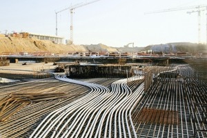  3 51 000 m der Raugeo collect Rohre aus PE-Xa sorgen für eine umweltfreundliche Beheizung des Terminalgebäudes 