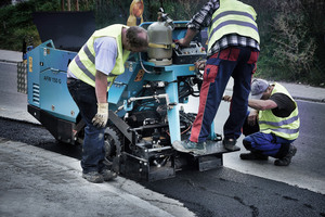  Der Gehwegfertiger AFW 150 G von Ammann ist dank seiner Wendigkeit auf kleinen Baustellen das optimale Gerät. 