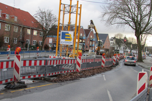  Die Anlieferung von Material zur Inselbaustelle auf der Ratzeburger Allee in Lübeck erforderte ein gutes Timing der Baumaßnahmen. 