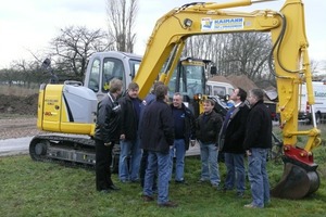  Die Unterweisung an der Maschine, hier einem New Holland Kettenbagger E80B, war ein wichtiger Teil des Lehrgangs 