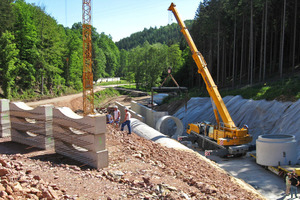  Montage: Vor Ort setzte ein Mobilkran die Schwergewichte auf ein vorab hergestelltes Betonfundament, wobei Betonriegel als Auflager dienten 