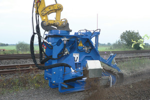  Beide Fotos: Deutlich schneller als mit dem Tieflöffel zieht dieser 2-Wege-Bagger mit der hydraulischen Anbau-Grabenfräse GMA-140 AFH von LIBA (Lingener Baumaschinen) am Schnellwechsler bis zu 150 cm tiefe Gräben 