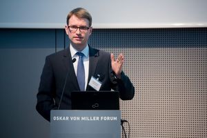  Prof. Dr. Jan-Philipp Büchler war Keynote-Speaker anlässlich der Preisverleihung zum „Bauunternehmen des Jahres 2014“ durch die Technische Universität München und den Bauverlag und beschäftigte sich in seinem Vortrag „Kunden finden – Kunden binden“ mit differenzierenden Instrumenten des Kundenbeziehungsmanagement entlang des Kundenbeziehungszyklus. 