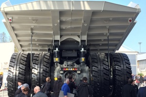  Vollbeladen bringt der Liebherr T264 fast 400 t auf die Waage. Sein Motor leistet über 2700 PS. 