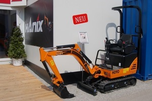  Europapremiere hatte der winzige, nur 990 kg wiegende Hanix H09D mit 750 bis 950 mm verstellbarer Laufwerksbreite und bis zu 1,6 m Grabtiefe.
 