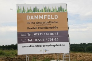  v.l.n.r.:Bauschild Gewerbegebiet DammfeldFür die Erschließung des Gewerbegebiets werden Druckrohre DN 100 GGG nach DIN EN 598 mit der Steckmuffenverbindung Standard nach DIN 28603 eingesetztAbladen der Rohre entlang der TrasseEinbau der AbwasserdruckleitungenFotos: Saint Gobain 