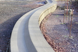  Fugenlose Bord-Rinnen-Anlage an einer Raststätte, hergestellt aus Ortbeton. 