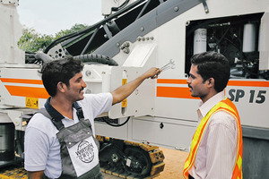  Neben einem tadellosen Baustellenservice ist kompetente Anwendungsberatung im Straßenbau extrem wichtig. Wirtgen India hat dafür erstklassige Experten 