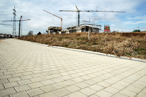  Das Baugebiet „Hohlgrabenäcker“ in Stuttgart-Zazenhausen im Jahre 2008: Rund 16.000 m² Sickerpflaster erfüllen ihre Funktion als wasserdurchlässige Flächenbefestigung in optimaler Weise.  