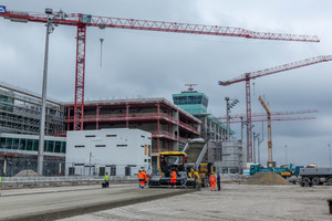  Im Zuge der Erweiterung des Terminals 2 am Flughafen München wurden 76.000 m² Vorfeldfläche in Betonbahnen hergestellt 