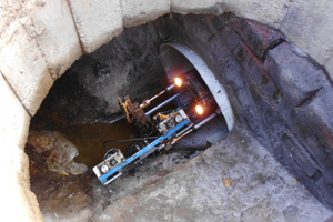  Ein KA-TE-Roboter mit Sanierungskamera öffnet nach dem erfolgreichen Schlauchlinereinbau – hier im Schachtbauwerk – die seitlichen Anschlüsse im Kanal. 