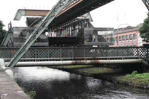  Die 1868 erbaute Adlerbrücke in Wuppertal 