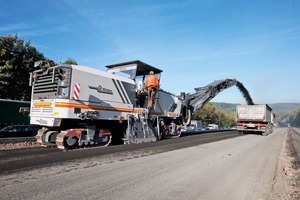  Anfang des Jahres präsentierte Wirtgen die neue Großfräse W 250 für bis zu 1200 t/h Fräsleistung mit Doppelmotorenantrieb von 731 kW (994 PS) Gesamtleistung; für optimale Übersicht sorgen mehrere Überwachungskameras, die verschiedene Arbeitsbereiche abbildenFoto: Wirtgen 