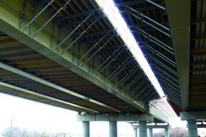 2 Egal ob Stahl- oder Betontragwerk: An den auskragenden Randbereichen aller Brücken kommt das universelle Kragträgersystem SG von Hünnebeck zum Einsatz                                                                                                                                              Fotos: Hünnebeck 