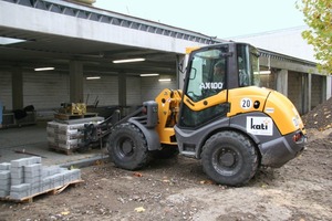  Beim Bau einer Kfz-Einstellhalle ist der Ahlmann AX 100 dank seiner Kraft, Übersichtlichkeit und niedrigen Bauhöhe ein wertvoller Partner 