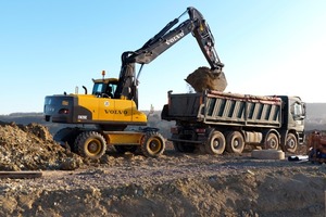  Als „extrem mobil, extrem vielseitig, extrem produktiv“ bezeichnet Volvo CE seine Mobilbagger wie den EW210C mit satellitengestütztem Telematiksystem als StandardausrüstungFoto: Volvo CE 