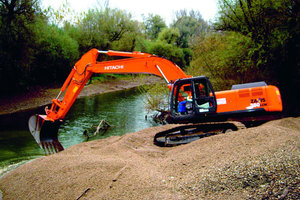  15 34,1 t schwerer Hitachi Zaxis ZX350LCN-3 mit 202 kW leistendem Isuzu-Motor und 1,03 bis 2,32 m³ Löffelinhalt                                                                           Foto: Kiesel 