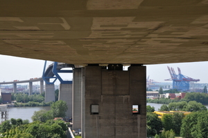  Wie ein Flickenteppich sieht die Köhlbrandbrücke von unten aus, wenn die Instandsetzungsarbeiten abgeschlossen sind. 