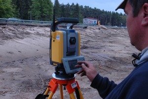  Sven Ungnade stationiert die SPS930 Universaltotalstation 