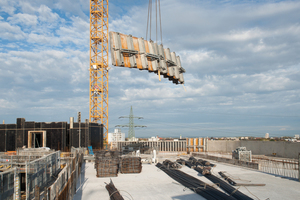  Der Rohbau des neuen Entwicklungs- und Technologiezentrums in Augsburg ist fast fertig. Optimal abgestimmte Schalungslösungen haben ihren Anteil daran gehabt, dass die eng terminierte Bauzeit eingehalten werden konnte (Bild ganz Oben).Dreh- und Angelpunkt für einen besonders schnellen Baufort-schritt war der Einsatz des innovativen Topmax-Deckenschaltisches, der mit einer Vorhaltemenge von 3.800 m² auf der Baustelle vorhanden war. 