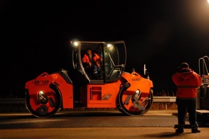  1 Bei der Nachtbaustelle auf der deutschen Autobahn A 61 erledigte die knapp 14 t schwere HD+ 140 mit Oszillation die Arbeit, für die ursprünglich zwei Walzen vorgesehen warenFotos: Hamm 