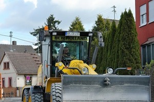  Seit Ende des letzten Jahres verstärkt beim Baudienstleistungsunternehmen Christof Brand aus Heimbuchenthal ein neuer New Holland Grader vom Typ F156.7A den modernen Gerätepark 