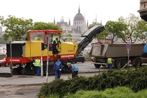  Die Großfräsen von Dynapac wie die PL2000LS für bis zu 2,1 m Fräsbreite und 320 mm Frästiefe besitzen mechanisch über Kraftbänder angetriebene Fräswalzen für einen hohen WirkungsgradFoto: Dynapac 