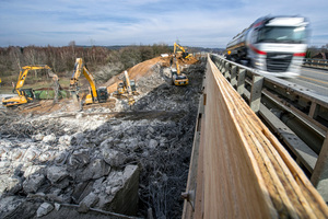  Pkw und Lkw fuhren direkt an den arbeitenden Maschinen vorbei. Da war Vorsicht angesagt 